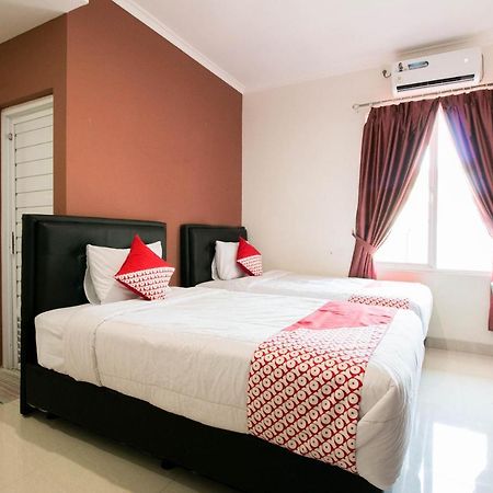 Oyo 1975 Bale Ikite Hotell Makassar Exteriör bild